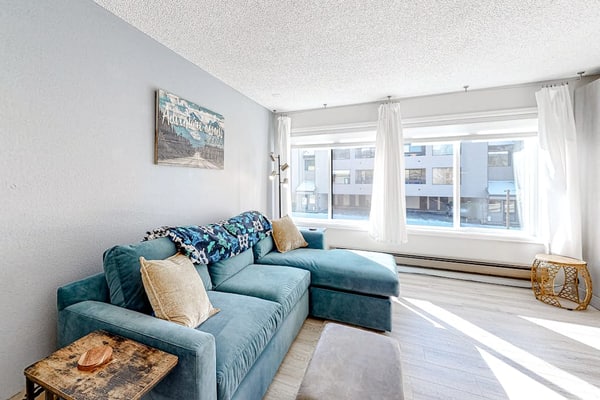 Downtown Condo w/ Shared Pool/ Hot Tub/ W/D & WiFi - Free Shuttle WP Resort