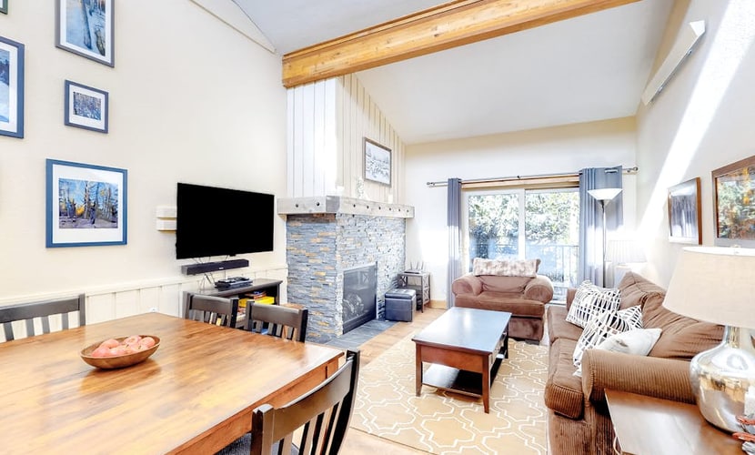 Bright, welcoming condo with pool, hot tub, gas fireplace, fitness room, balcony