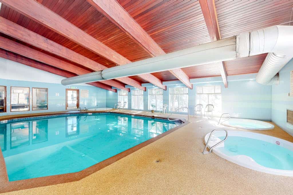 Bright, welcoming condo with pool, hot tub, gas fireplace, fitness room, balcony