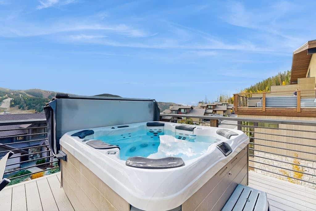Luxury home w/ private hot tub, great views & convenient location