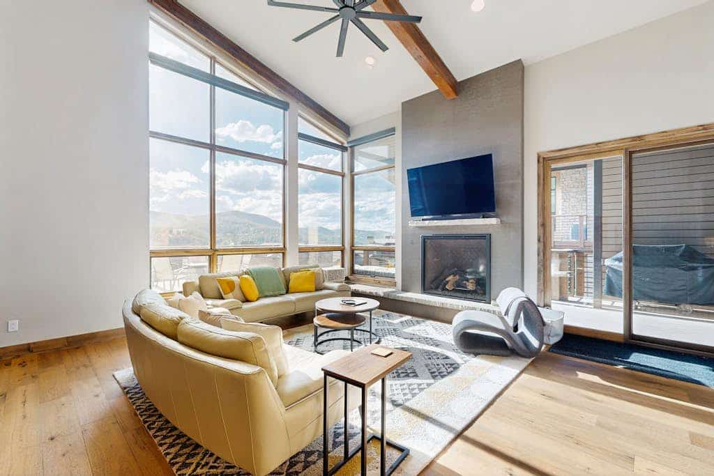 Luxury home w/ private hot tub, great views & convenient location