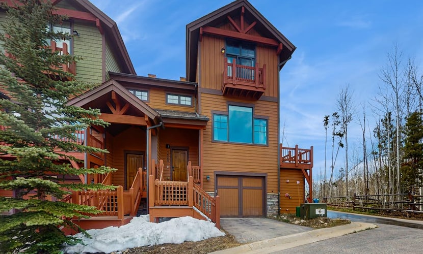 Spacious home w/ kitchen, wifi, great views, deck & convenient location