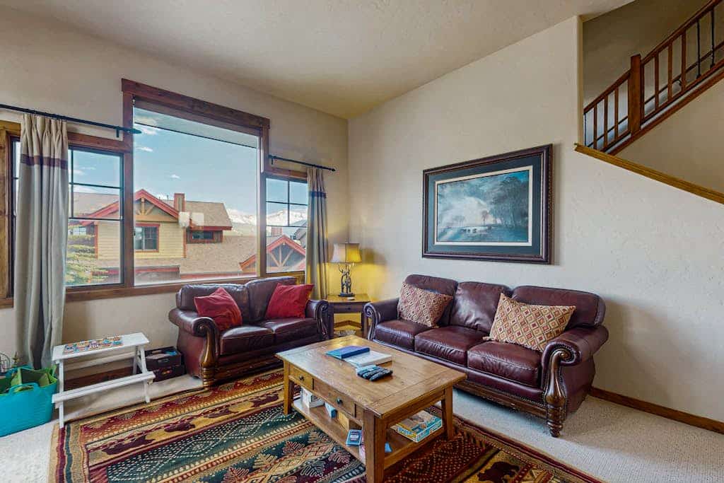 Spacious home w/ kitchen, wifi, great views, deck & convenient location