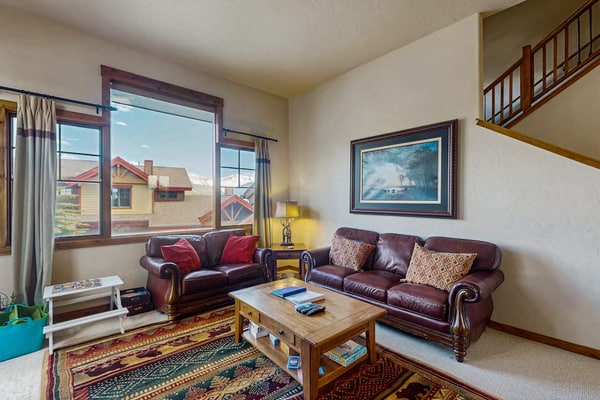 Spacious home w/ kitchen, wifi, great views, deck & convenient location
