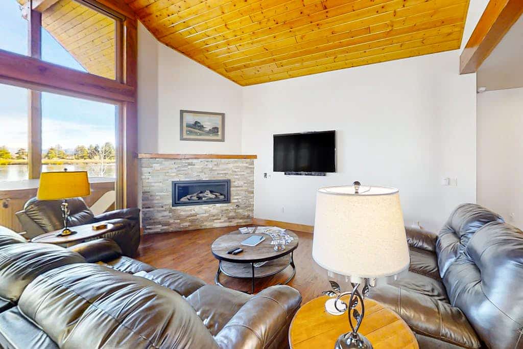 Rustic lakefront getaway with mountain views - dock, hot tub, fireplace & W/D