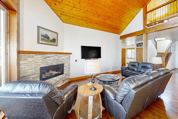Rustic lakefront getaway with mountain views - dock, hot tub, fireplace & W/D