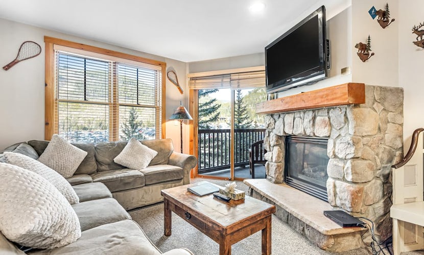 Spacious, resort condo w/private balcony, shared pool & hot tub. Walk to slopes