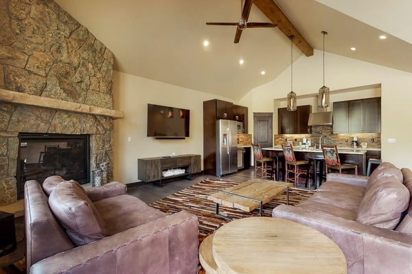 Newly built townhome with hot tub, decks & gas fireplace - walk to lifts