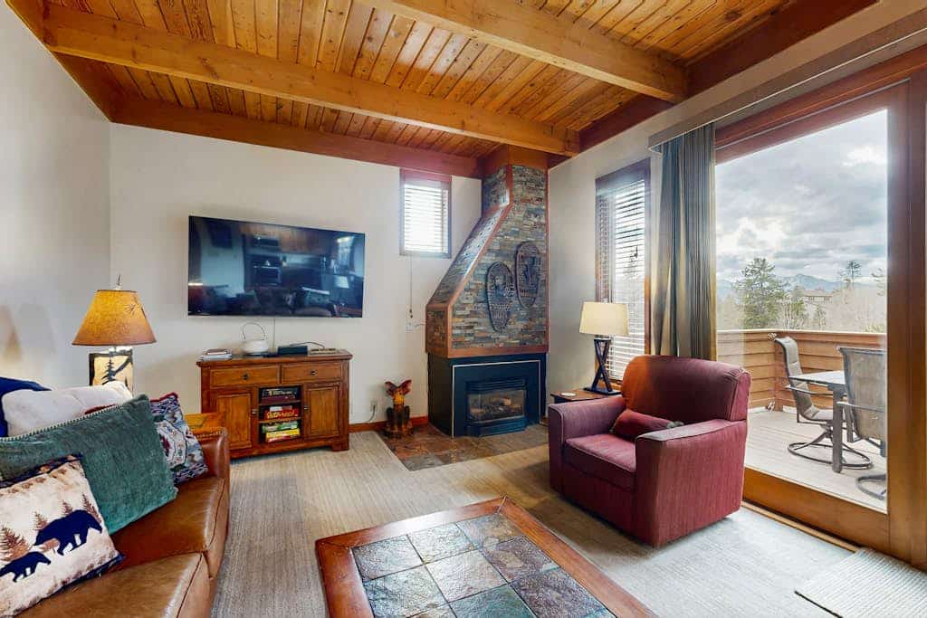 Open, mountain-view condo with deck, fireplace, pool, tennis & hot tub