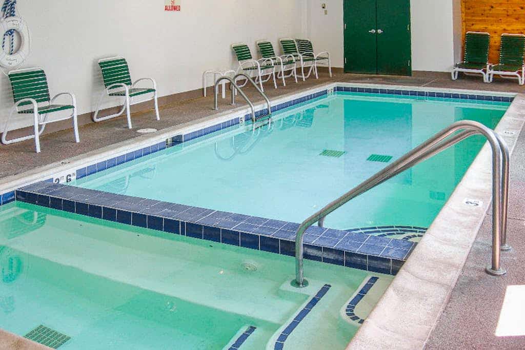 Affordable condo w/ mountain views plus a shared pool & hot tub