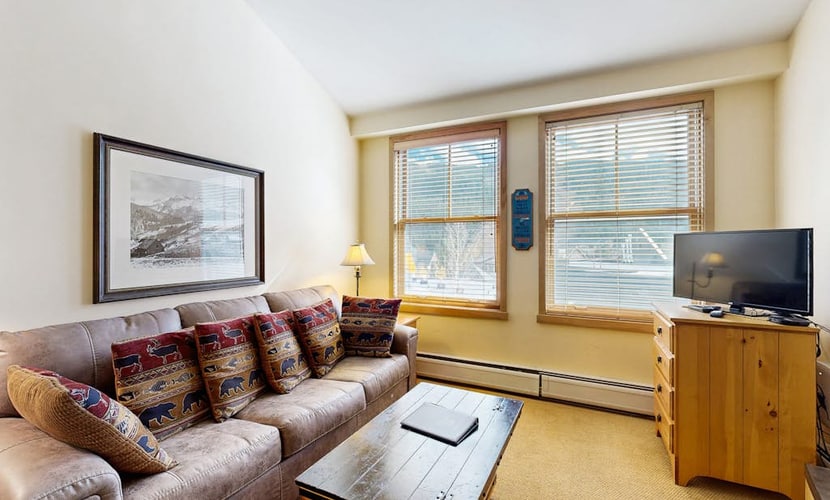 Family-friendly mountain retreat with shared pool and hot tub - walk to gondola