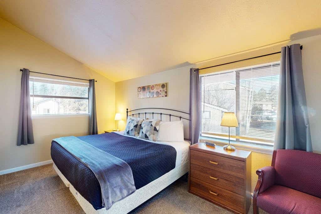 Lofty condo with patio - walk to golf, recreation center & eateries