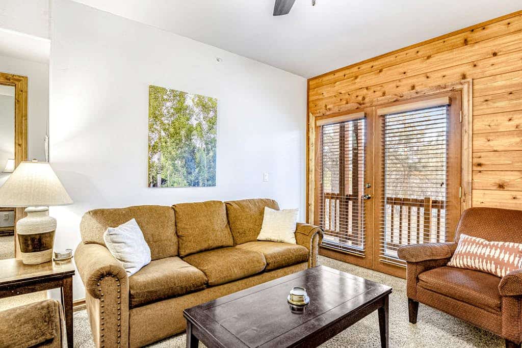 Convenient dog-friendly, course-front condo with washer/dryer - near hot springs