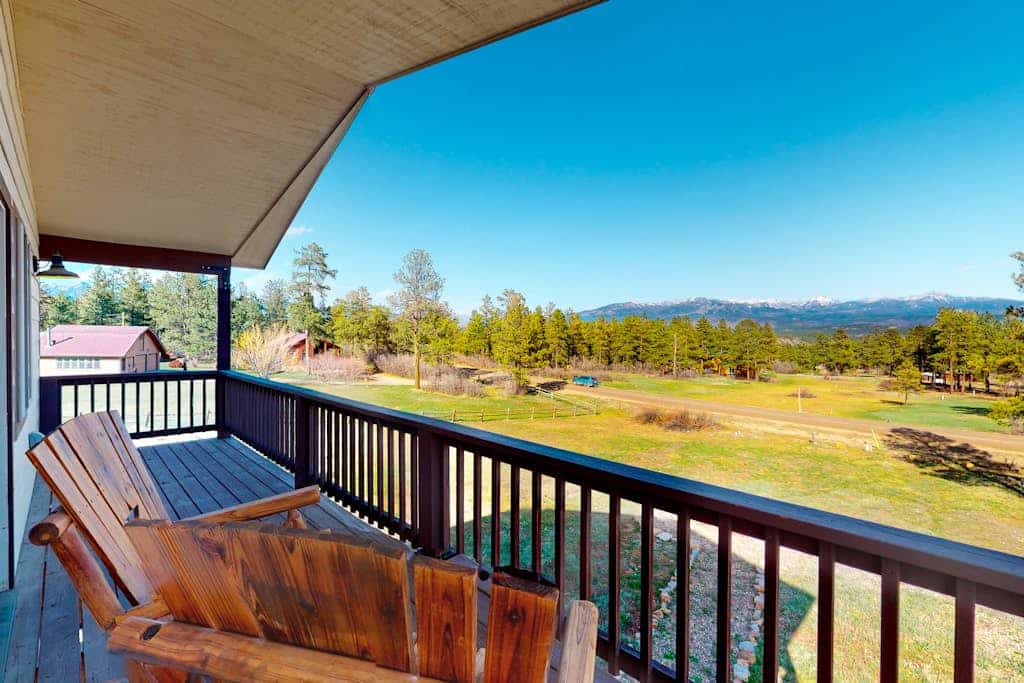 Mountain view home close to downtown with great deck, firepit, WiFi, & W/D
