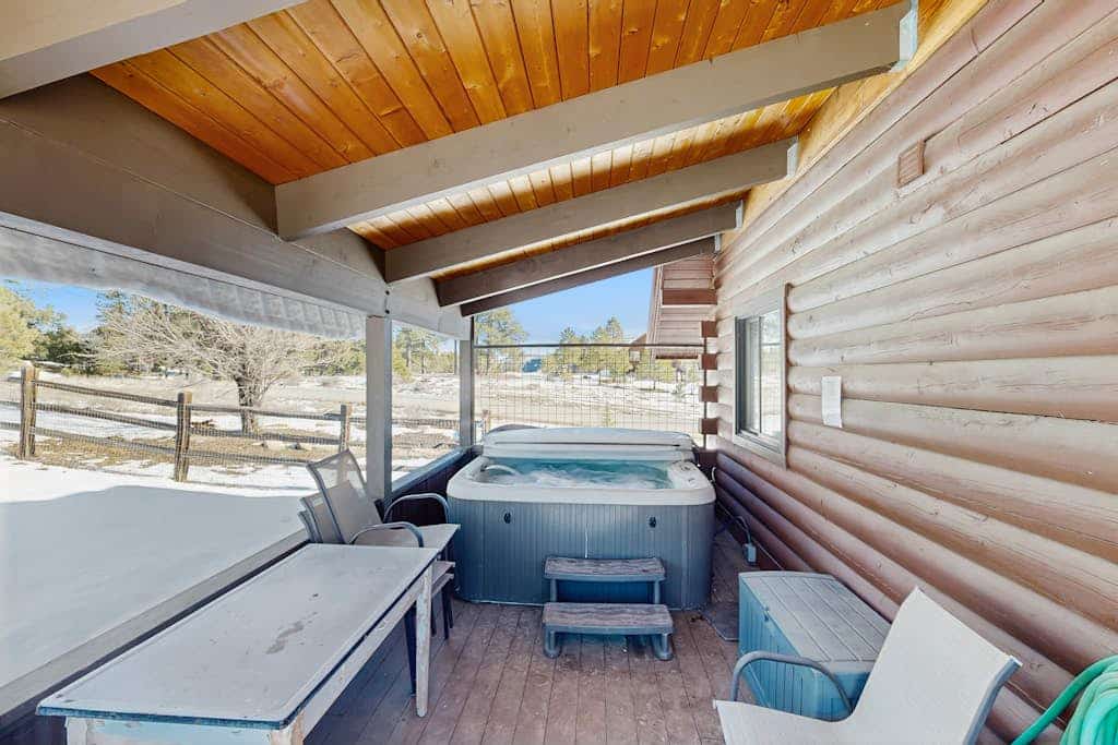Cozy modern cabin with private hot tub, grill, deck, balcony, & W/D