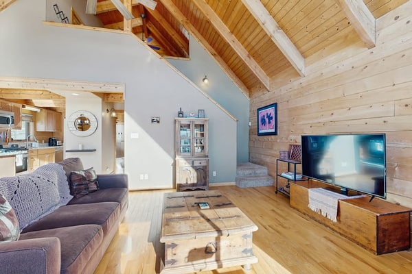 Cozy modern cabin with private hot tub, grill, deck, balcony, & W/D
