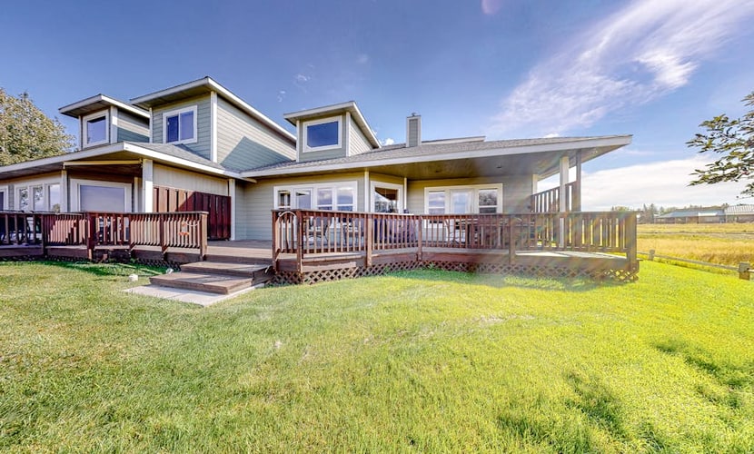 Mountain-view getaway with deck, pellet grill, fireplace, central AC, & WiFi
