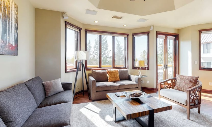 Meadows Clarion 2, Mountainview condo w/ three fireplaces, shared pool and hot tub & winter shuttle