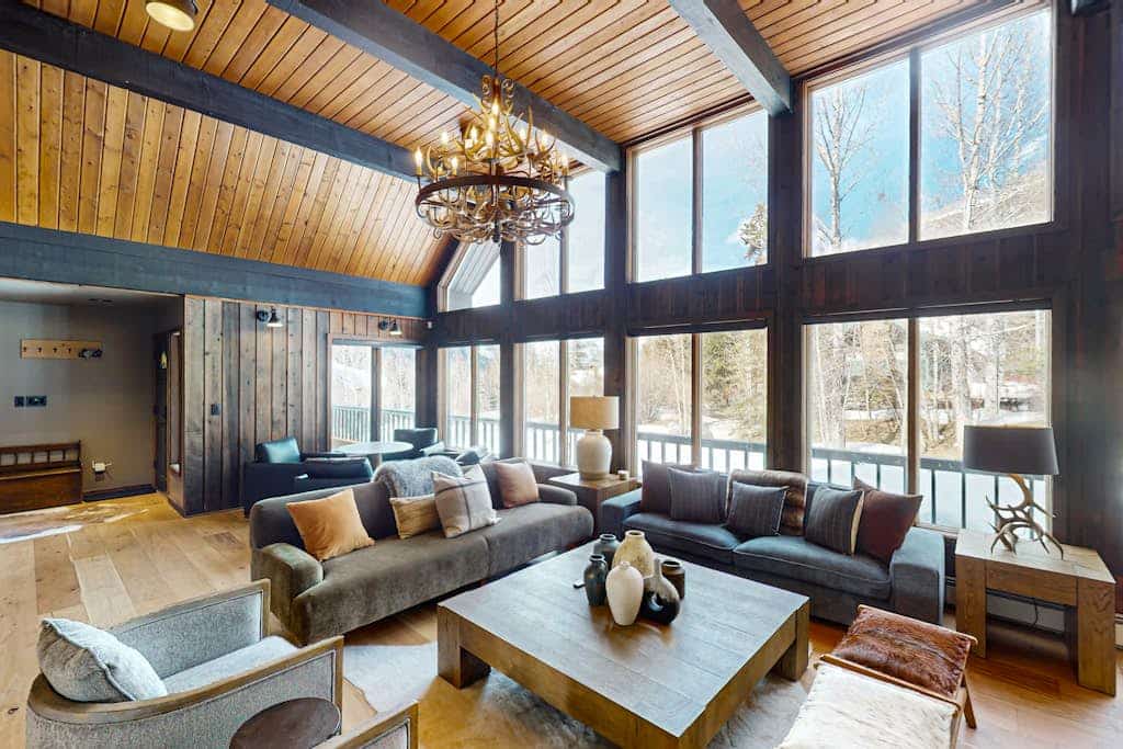Charming mountain home with hot tub, views, and cozy fireplace
