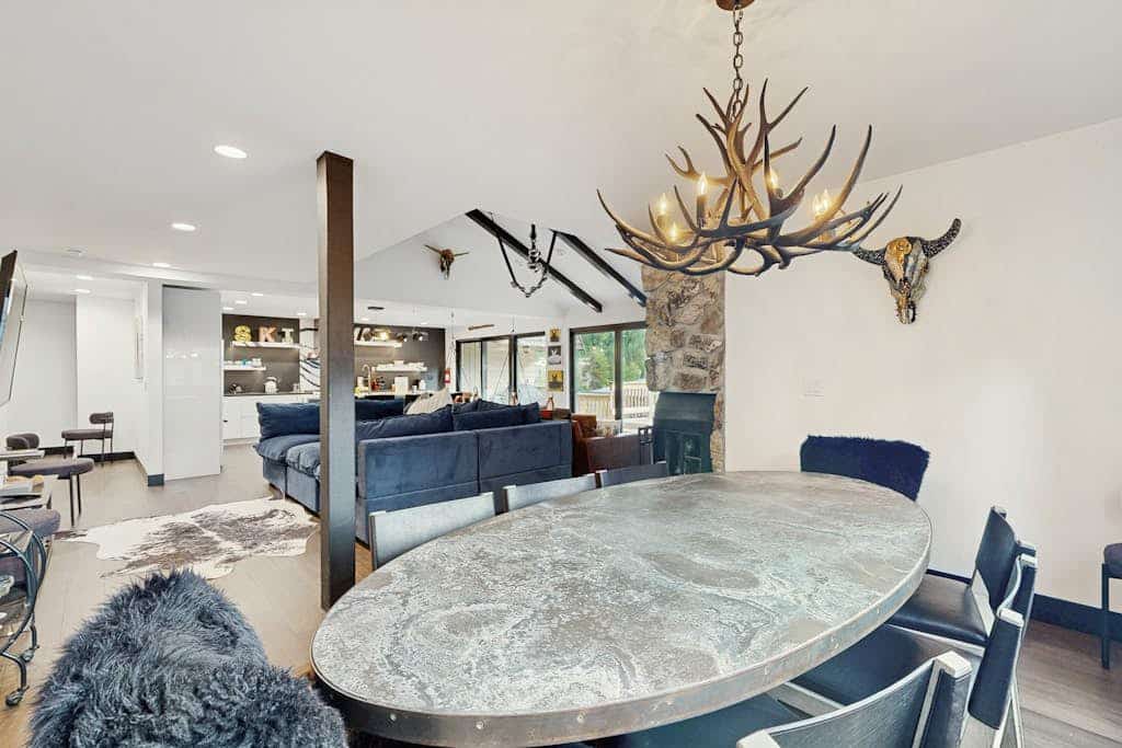 Charming Vail House with Cozy Fireplace, Jetted Tub & Scenic Mountain Views