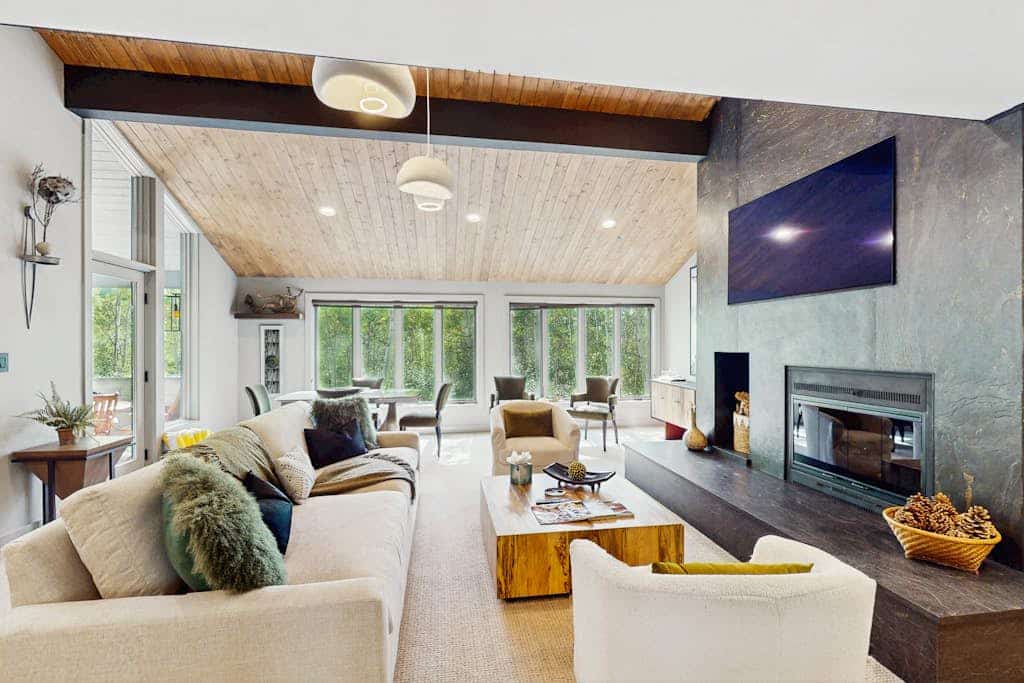 Luxurious Vail Home with private hot tub, patio, fireplace, and bus to slope