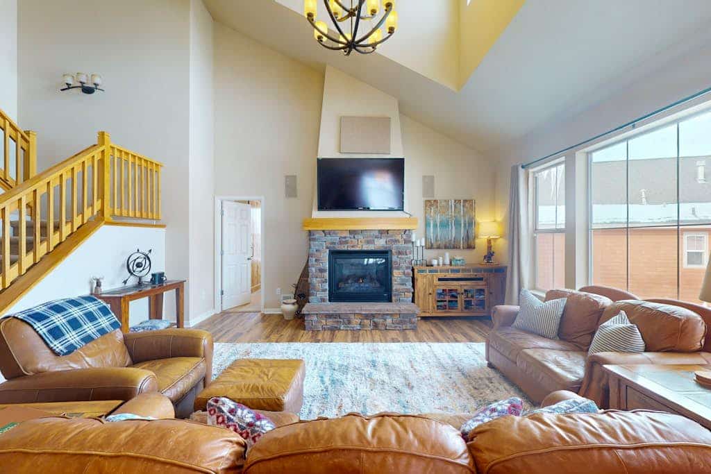 Getaway with fireplace, gas fire pit, shared pool/hot tub-minutes to ski & golf