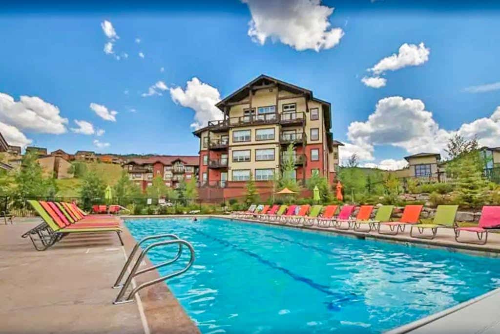 Getaway with fireplace, gas fire pit, shared pool/hot tub-minutes to ski & golf