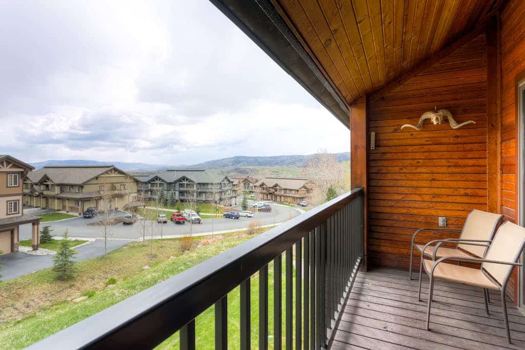 Spacious condo with pool, hot tub, clubhouse access & fireplace