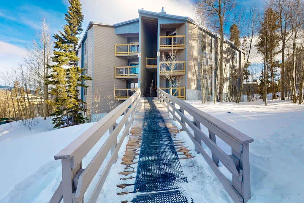 Cozy condo w/ balcony, shared pool, hot tub, & sauna - year round outdoor fun