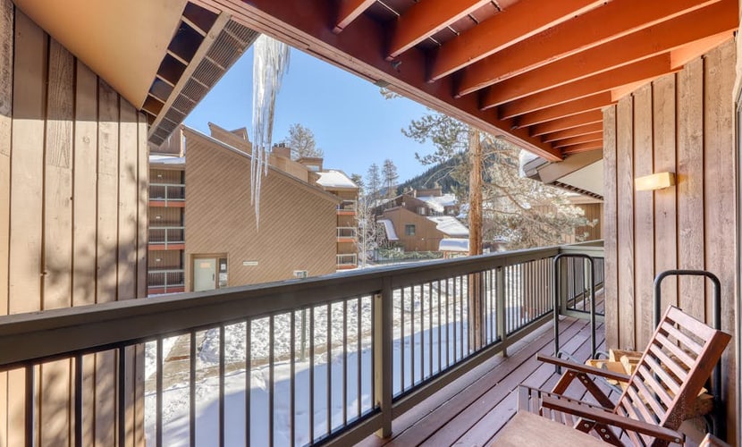 Cozy condo w/ private balcony, shared pool, & hot tub - close to golf & slopes