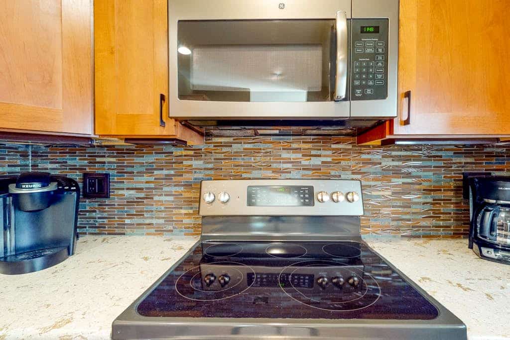 Bright home with fireplace & perfect location steps to hiking trails
