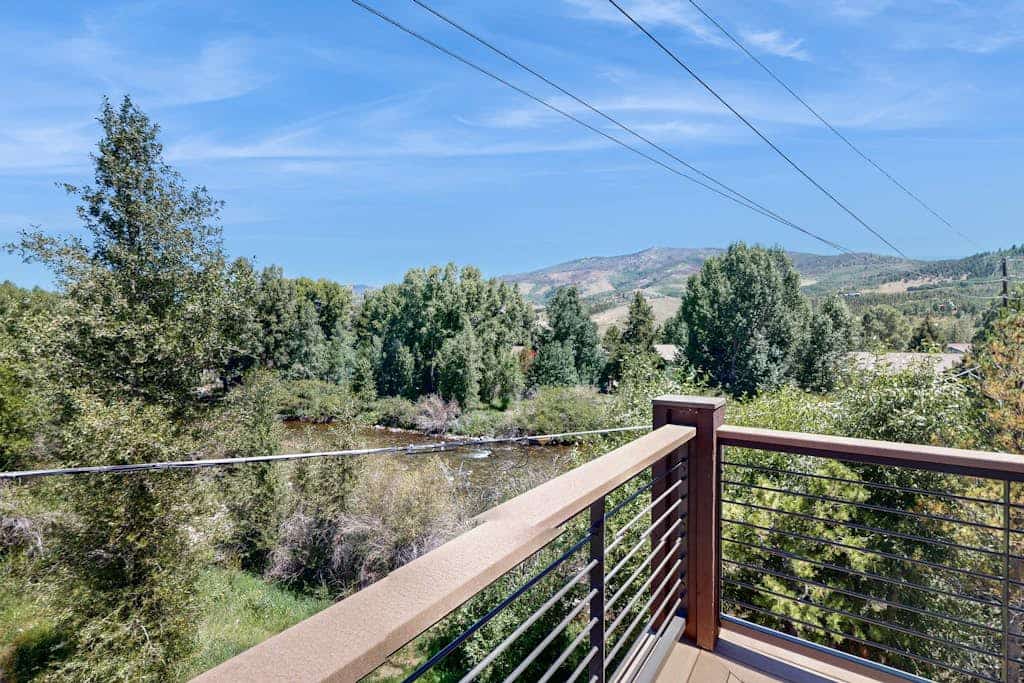 Brand-New Condo by the Blue River w/WiFi, Deck - Close to Downtown, Ski Resorts