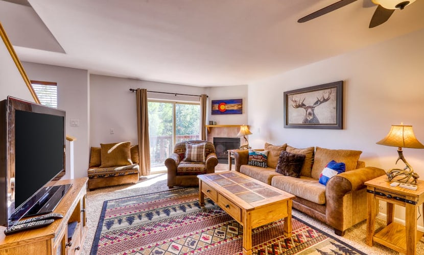 Mountain family townhome w/ fireplace, private balcony & beautiful views