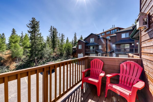 Mountain family townhome w/ fireplace, private balcony & beautiful views