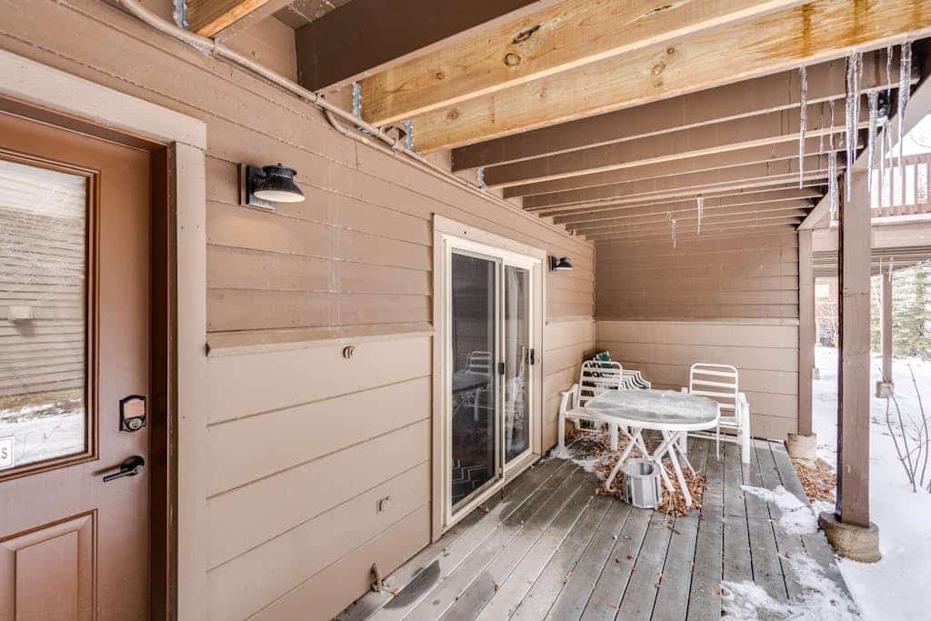 Mountain townhome with private hot tub, deck, fireplace, washer/dryer, & WiFi