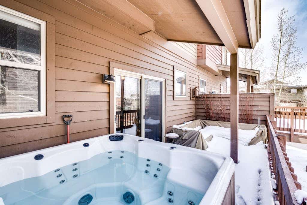 Mountain townhome with private hot tub, deck, fireplace, washer/dryer, & WiFi