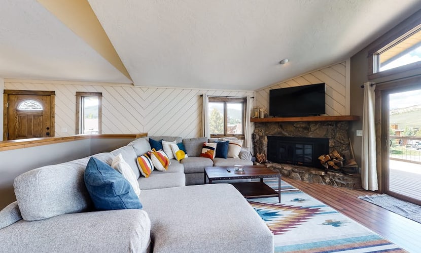 Mountain view home with deck, wood-burning fireplace, & WiFi - great location