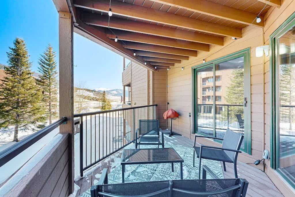 Cozy Lakeside Condo with Hot Tub, Pool, Stunning Views & Ski Resort Access