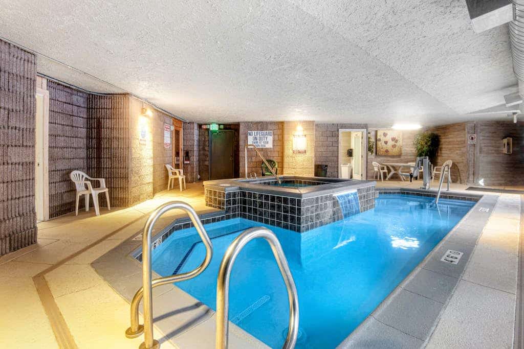 Cozy Lakeside Condo with Hot Tub, Pool, Stunning Views & Ski Resort Access