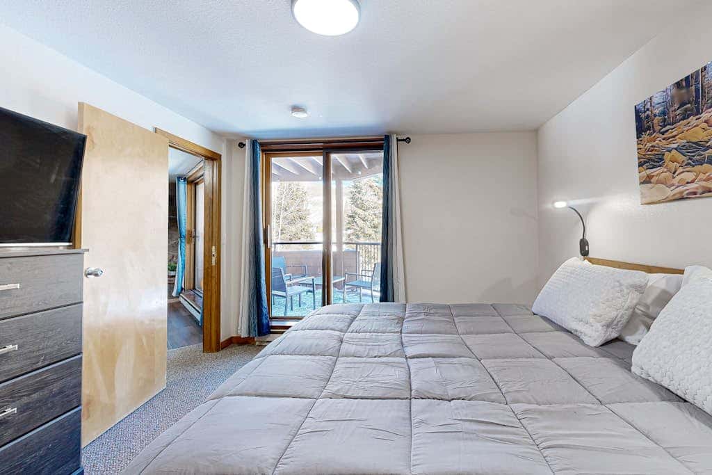 Mountain View Lakeside Retreat