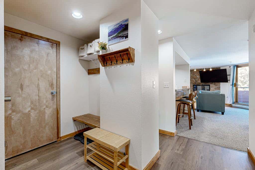 Mountain View Lakeside Retreat