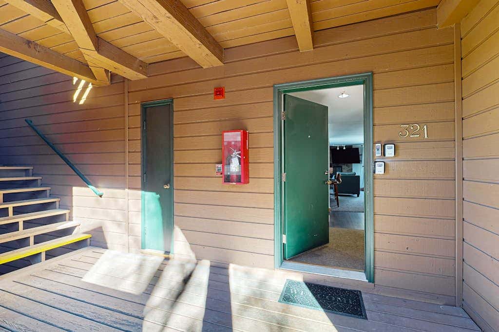 Mountain View Lakeside Retreat