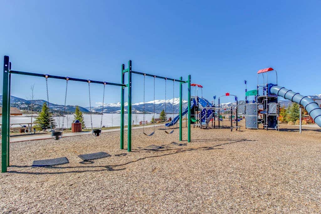 Mountain View Lakeside Retreat