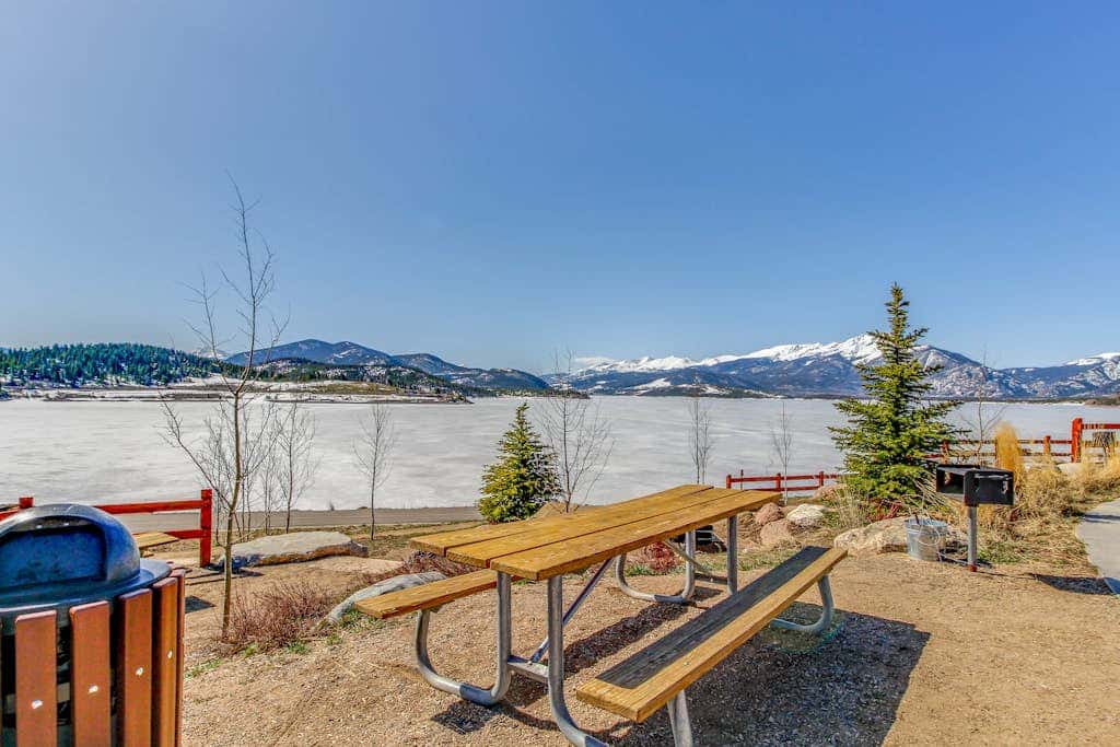 Mountain View Lakeside Retreat
