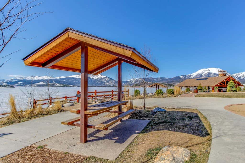 Mountain View Lakeside Retreat