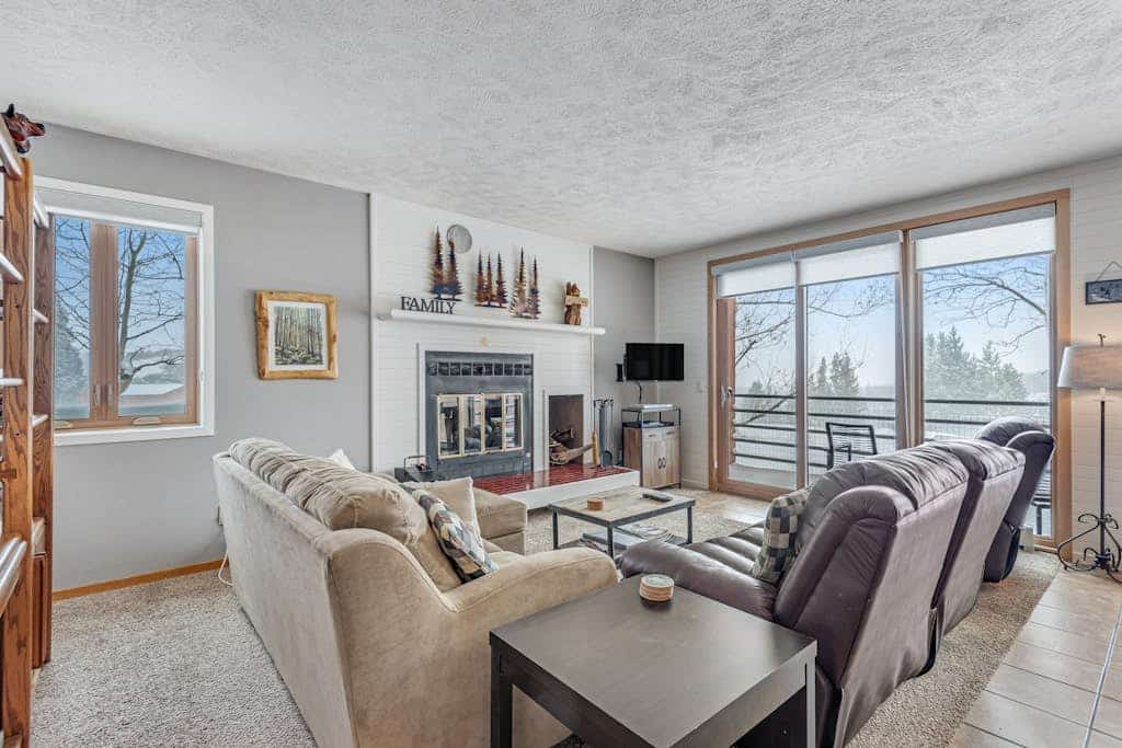 Ground-level condo with clubhouse offering pool, hot tub, tennis, & games