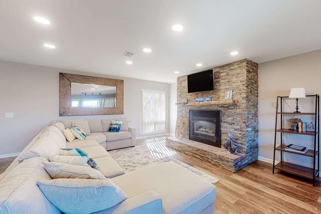 Mountain View Condo with Private Balcony, Gas Fireplace & Free WiFi