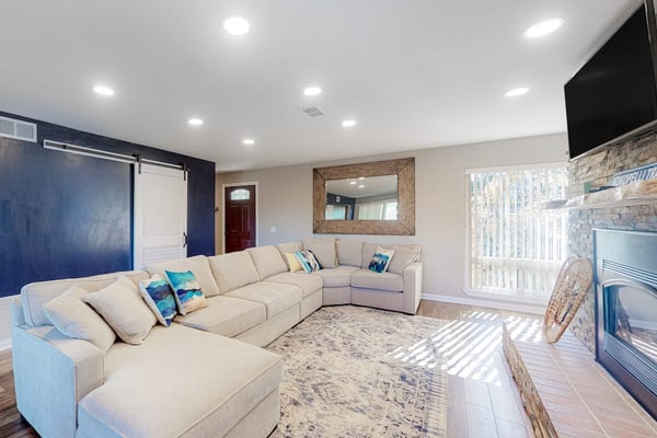 Mountain View Condo with Private Balcony, Gas Fireplace & Free WiFi