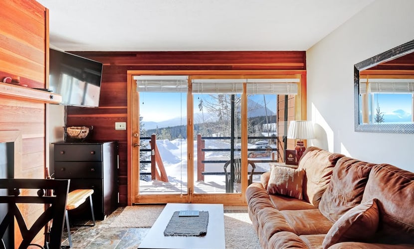 Delightful condo with mountain views & clubhouse with pool & hot tub