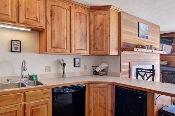 Delightful condo with mountain views & clubhouse with pool & hot tub